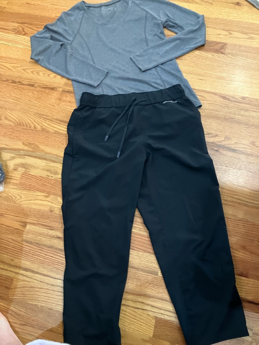 Eddie Bauer Cropped Black Drawstring Track Pants with Vneck Gray Tee. Sz M EUC